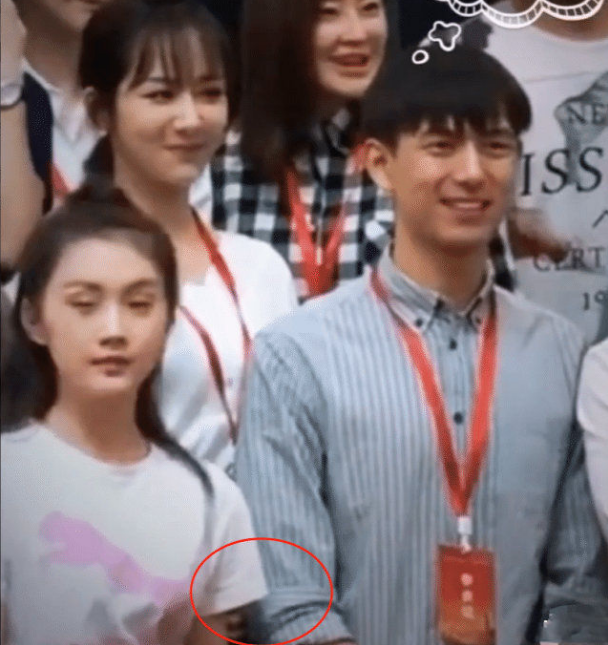 李现杨紫同框疑再添实锤?李现转头笑不停,看了杨紫的手才明白