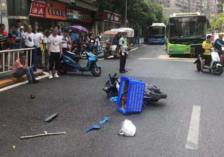 外卖小哥横穿马路被撞,司机垫付3000医药费却被小哥