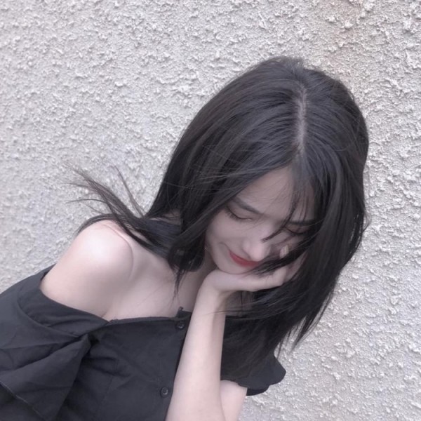 有很多女生都喜欢装社会,尤其是看到那种手里拿着烟,满身纹身的女头像