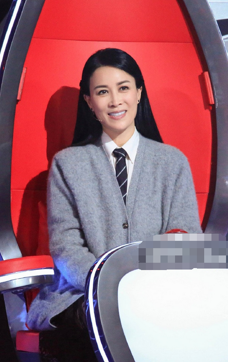 那英撞衫19岁欧阳娜娜年龄不同却美的各有千秋