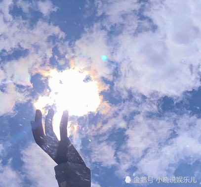 像是太阳被那些云彩给遮住了,但是让人觉得非常的美,尤其是一只手放在