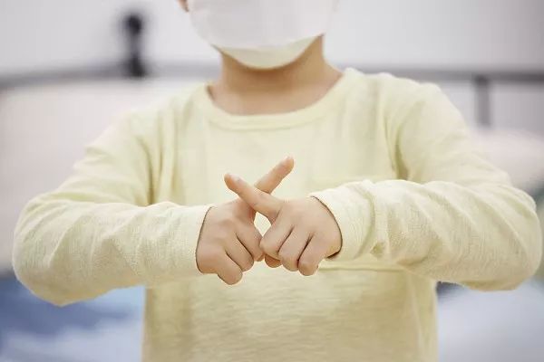 而掐人中或按住孩子在抖动的身体,也是不可取的行为.