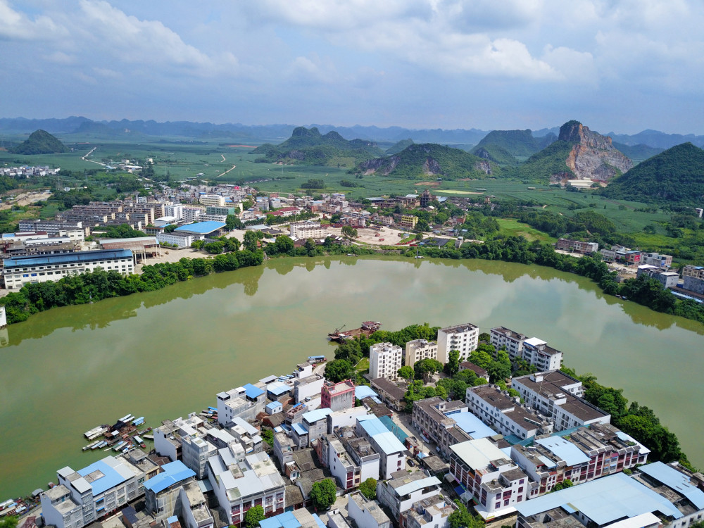 航拍广西乡镇之崇左市驮卢镇 水绕山环 景色怡人 徐霞