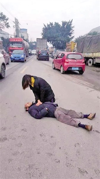 重庆老人倒地昏迷无人敢扶 身怀六甲女医生跪地救命