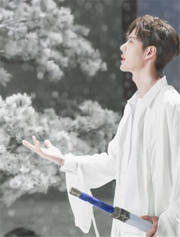 王一博如今在娱乐圈中也是一名非常火的流量男星了,就在近日有网友晒