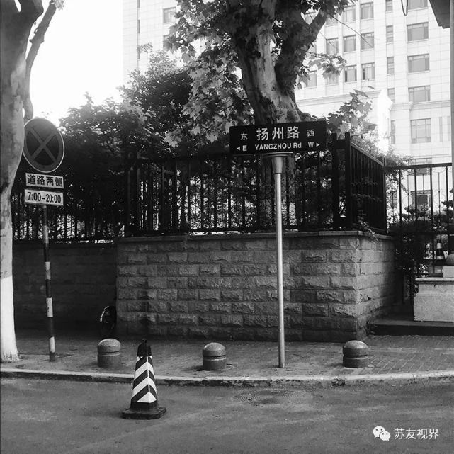 镇江路位于南京市鼓楼区察哈尔路东南.原东南起回龙桥,西北至戴家巷.