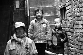 女孩陪奶奶扫大街 街头清扫照片曝光成小网红（图）