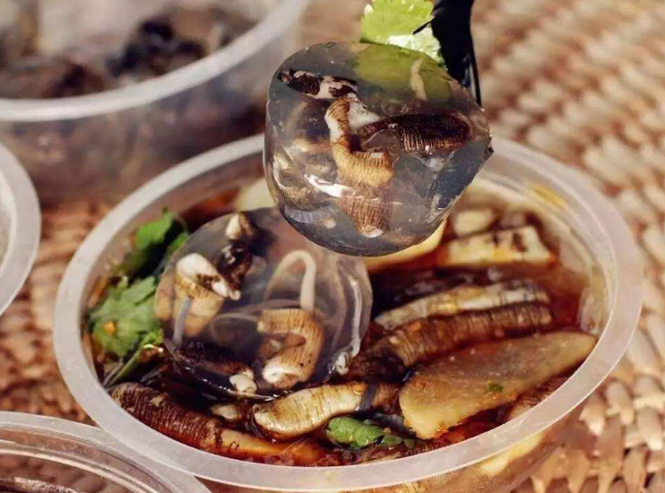 福建的特色美食:土笋冻,听说是蠕虫做的,看完你还敢不敢吃