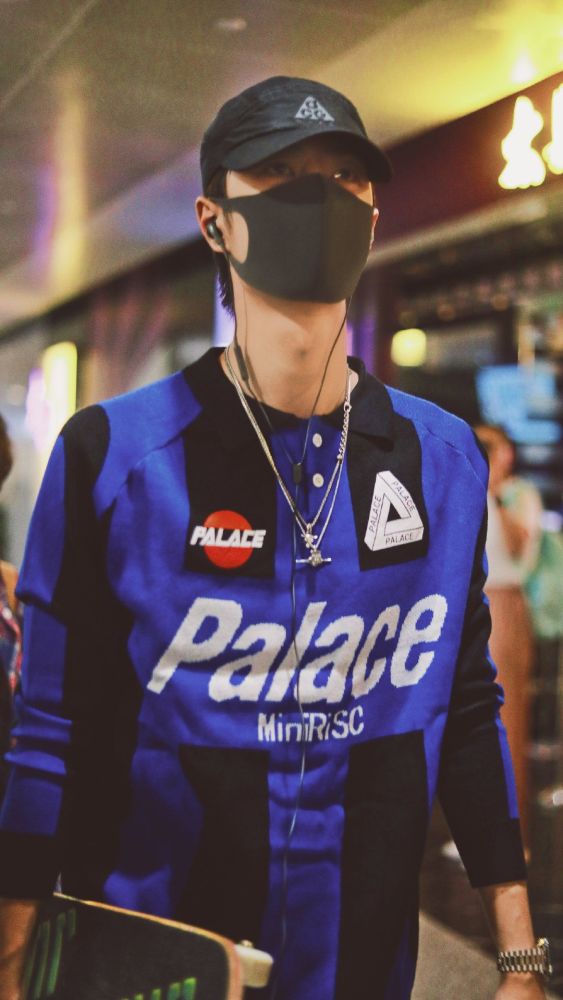 王一博穿赛车服帅气利落,出街不忘滑板少年气十足