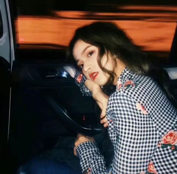 女生头像:以前幻想长大后自由自在,后来发现成年人也