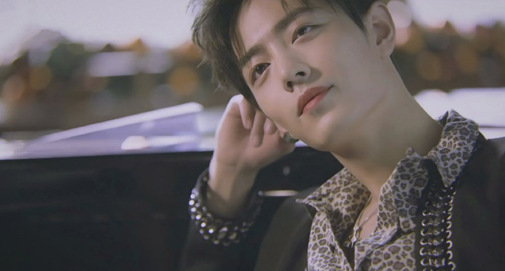 肖战全新写真被疯传,谁注意到他笑起来的