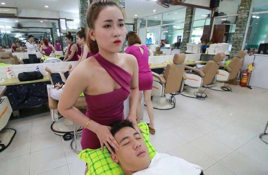 中国游客:越南理发店只要80元,就能享受到"皇帝"般的服务!