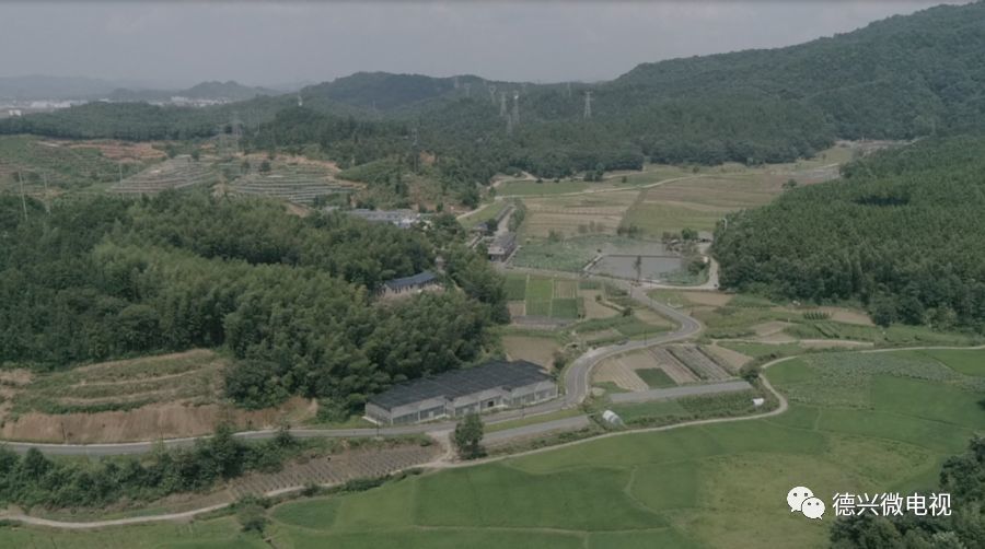 楼上楼位于香屯街道杨家湾村,距离市区约15公里,是隐藏在德兴深处的一