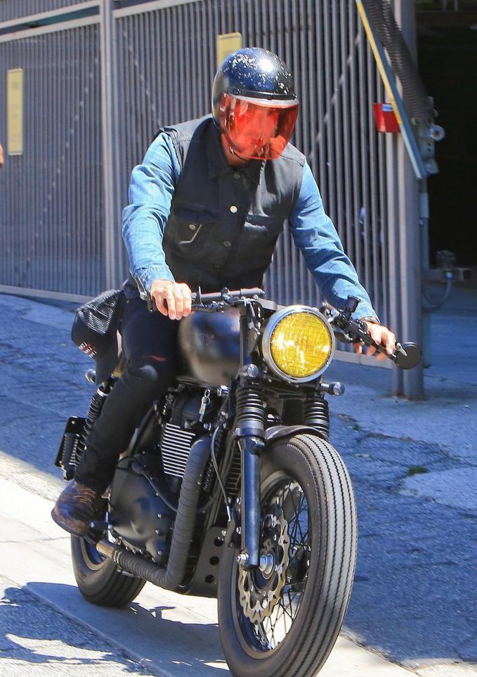 贝克汉姆街头骑摩托车,这一身帅气难掩