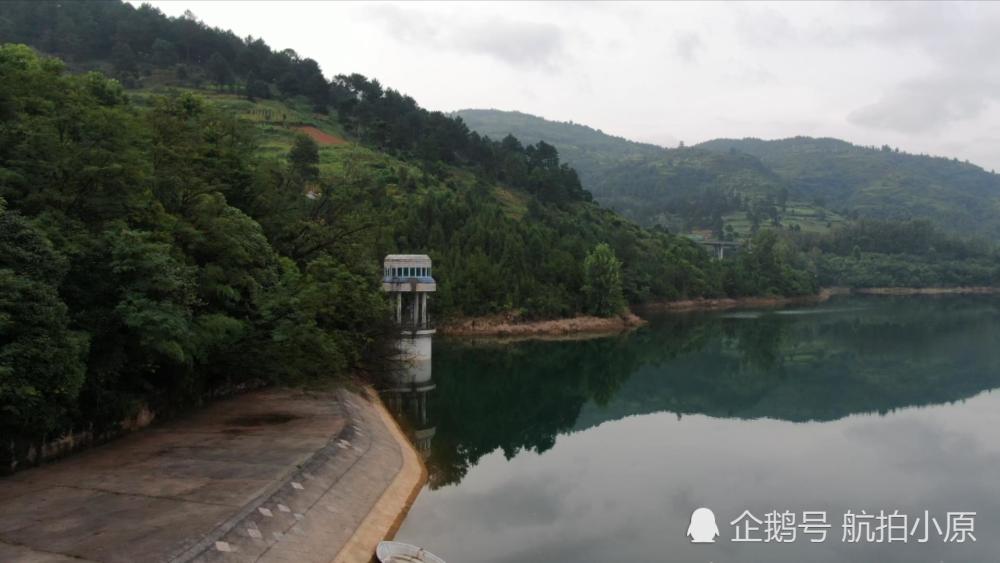 绿水青山,湖里有鱼,金泉湖景色宜人,秋意渐浓