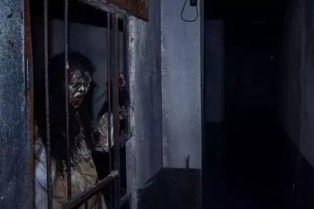 牢房里饿死的男丧尸