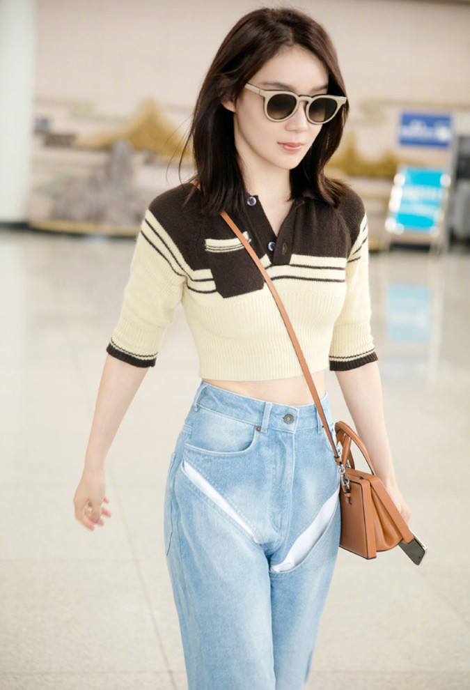 夏末初秋,袁姗姗用针织短袖配牛仔裤,休闲舒适皆可得