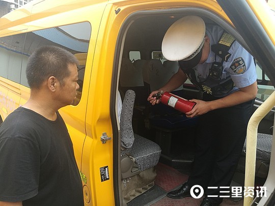 就要开学啦!警察叔叔不光给校车"体检",还要给司机师傅讲讲安全课.