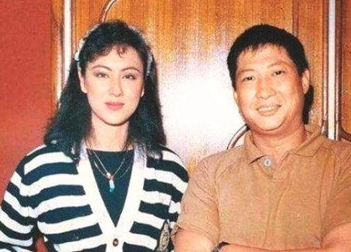 洪金宝年轻时候的照片,看了以后,网友:他的老婆是亮点