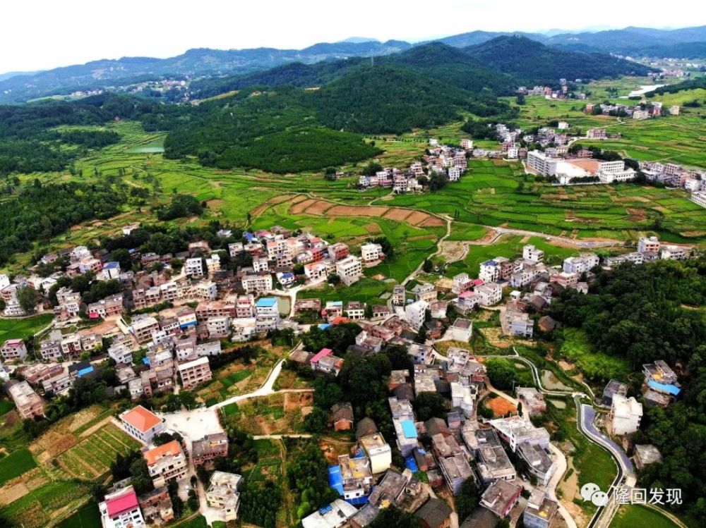 航拍横板桥镇荷叶塘村全景图,体验隆回南北美景的缤纷英姿