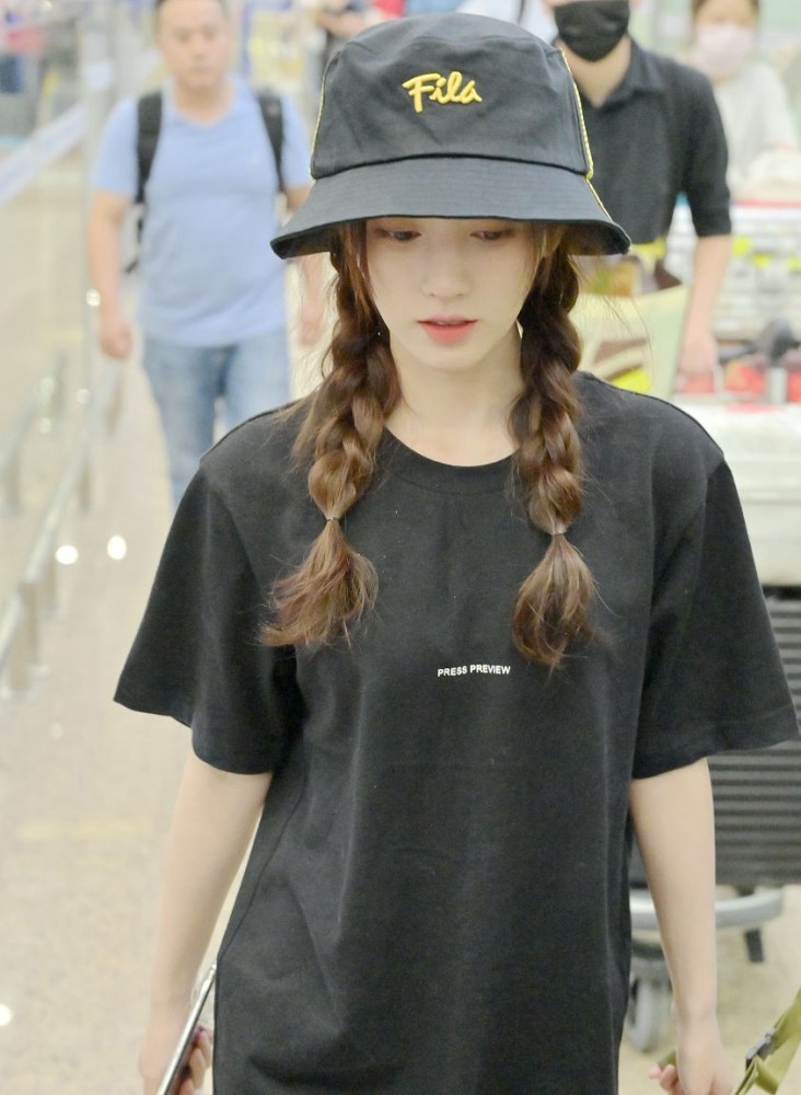 鞠婧祎戴渔夫帽扎麻花辫如邻家小妹获粉丝簇拥保镖护驾场面火爆