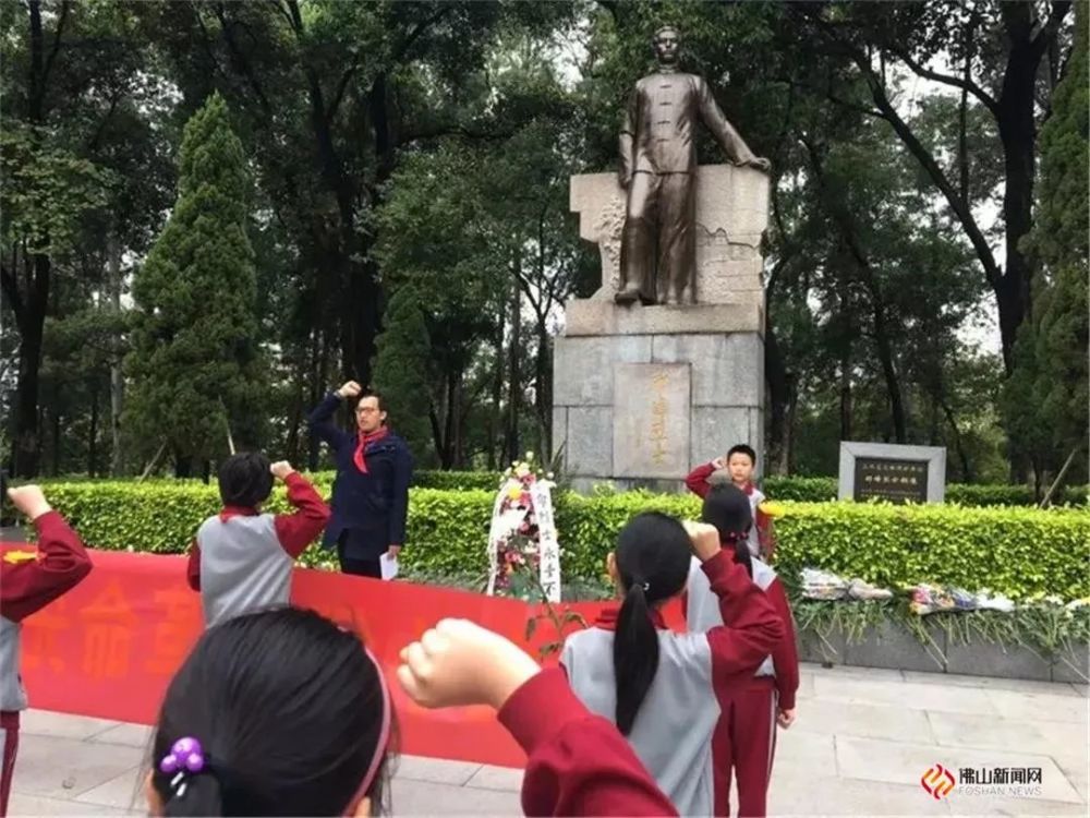 今年4月1日,学生来为邓培烈士敬献花束,并庄严宣誓"人民为先,祖国