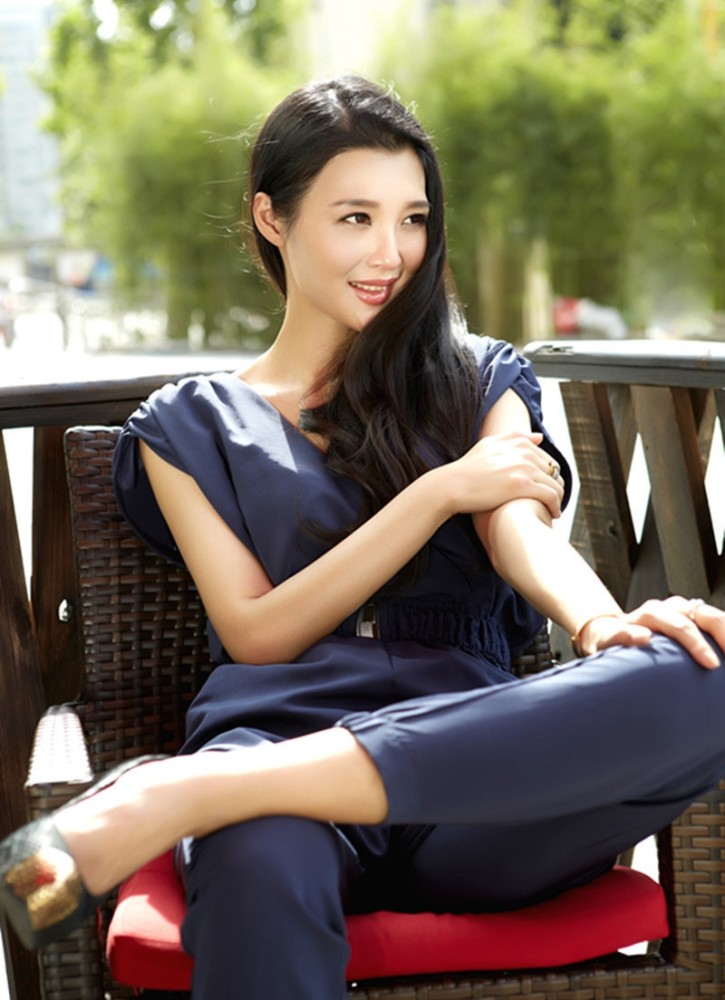 白庆琳时尚美照身材高挑有种气场十足感觉