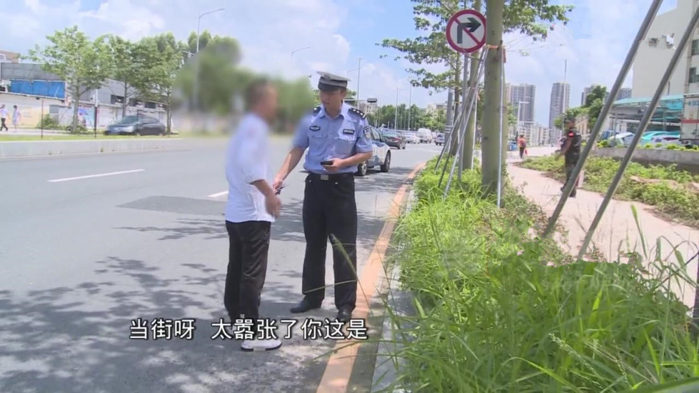 出租车司机路边小便被抓,交警虽然没罚钱,但这招治他