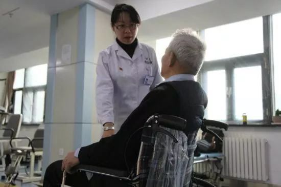 因为不论在大脑的哪个半球出现病变,都会导致病变对侧偏瘫,其程度可有