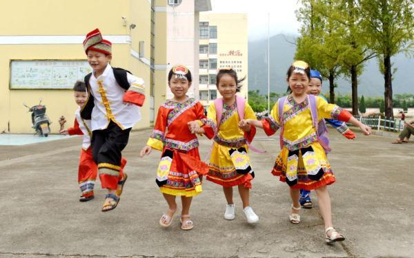 9月1日,浙江台州市仙居县第五小学的少数民族学生穿着盛装高兴地前来