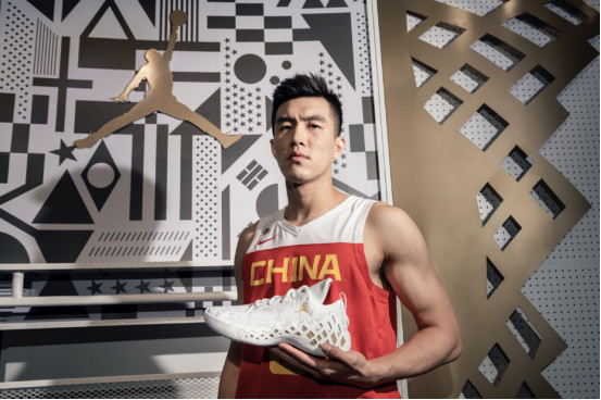中国男篮首战上脚:郭艾伦脚踩aj 他带着周鹏签名战靴一起战斗