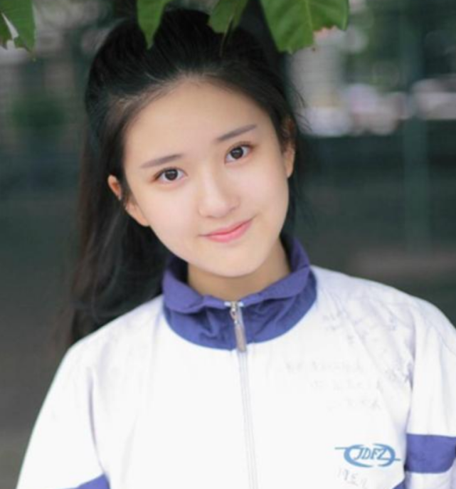 赵露思高中够美了,看到周雨彤学生照动心了,这才是真正的初恋