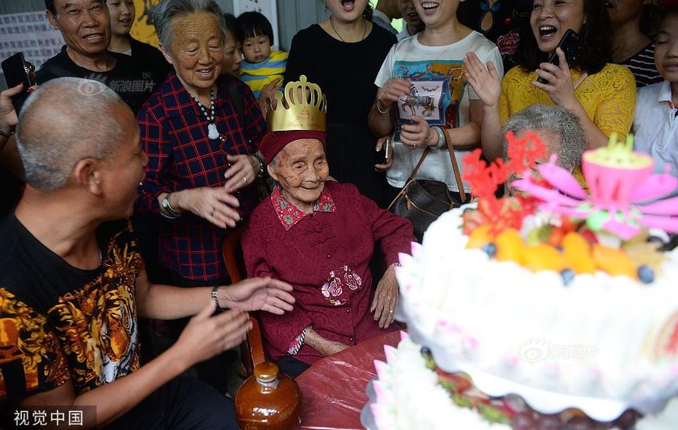 成都最长寿老人迎119岁生日 现已六世同堂