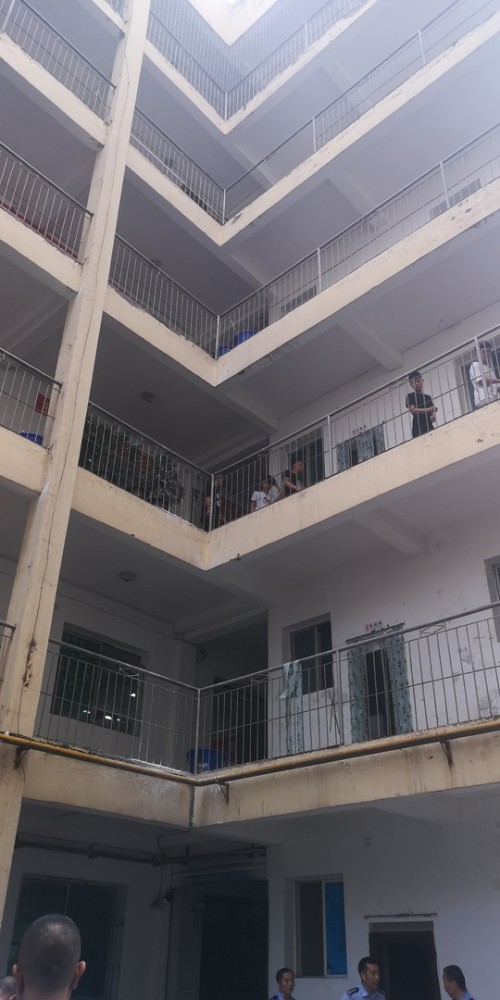 巴中某中学阳台栏杆突然断裂 高一两学生一死一伤