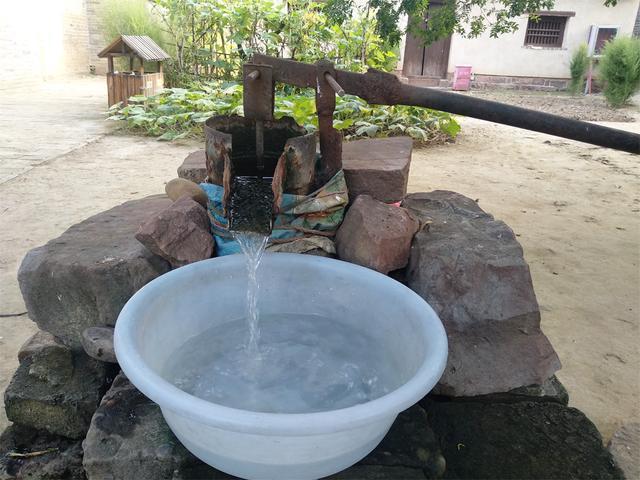 河南农村这种即将消失的压水井吃水不用电夏天能当冰箱用