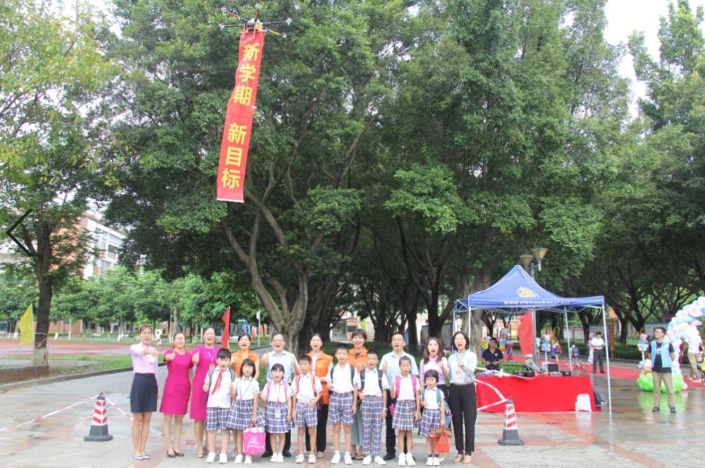 新学期第一天,镇安小学一年级全体新生身着传统汉服齐聚一堂,在家长