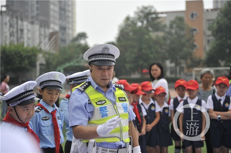 荣昌胖警察叔叔退休了他坚持为孩子们站好最后一班岗