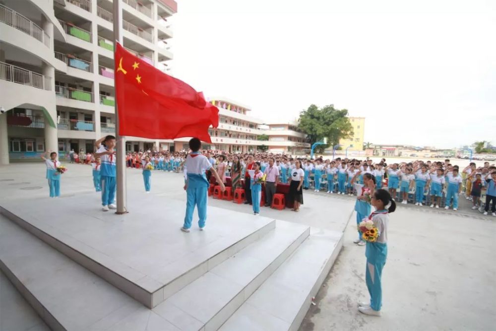 杨世聪/摄 芦塘小学新建的1栋5层框架结构教学楼,可为学校增加12个