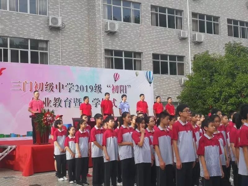 8月30日,在海游街道公办幼儿园秋季招生摇号现场会上,民警叶继国向