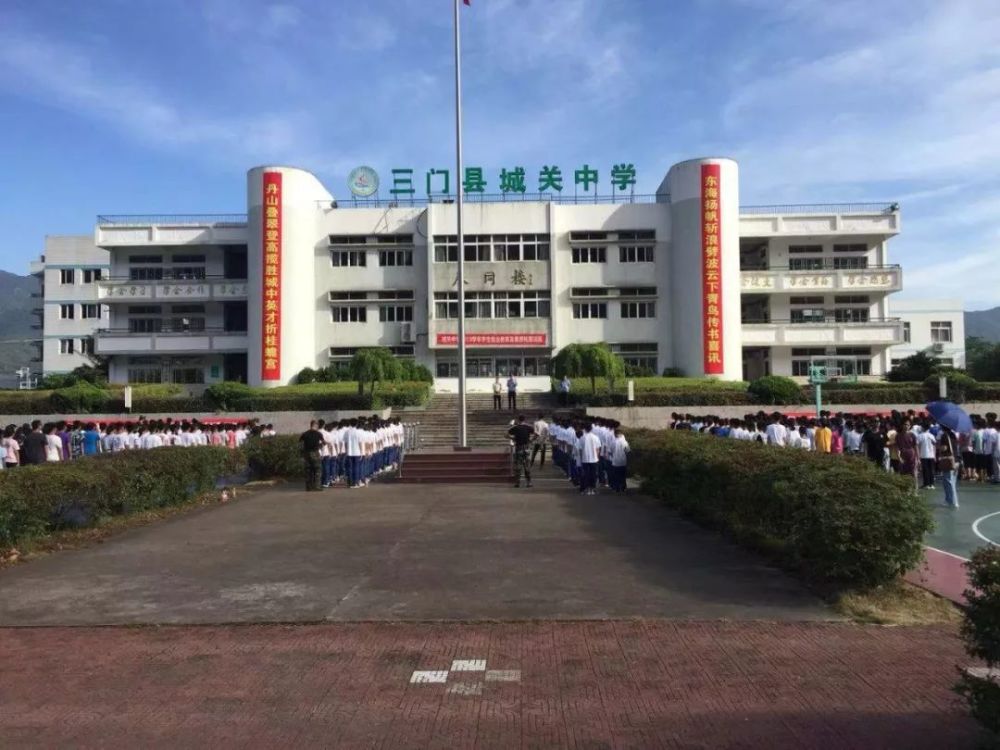 8月30日,在海游街道公办幼儿园秋季招生摇号现场会上,民警叶继国向