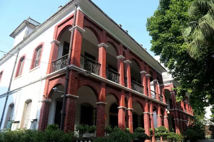 很多人来到这里开启汕头的红色之旅 回顾历史,缅怀先烈,展望未来 大埔