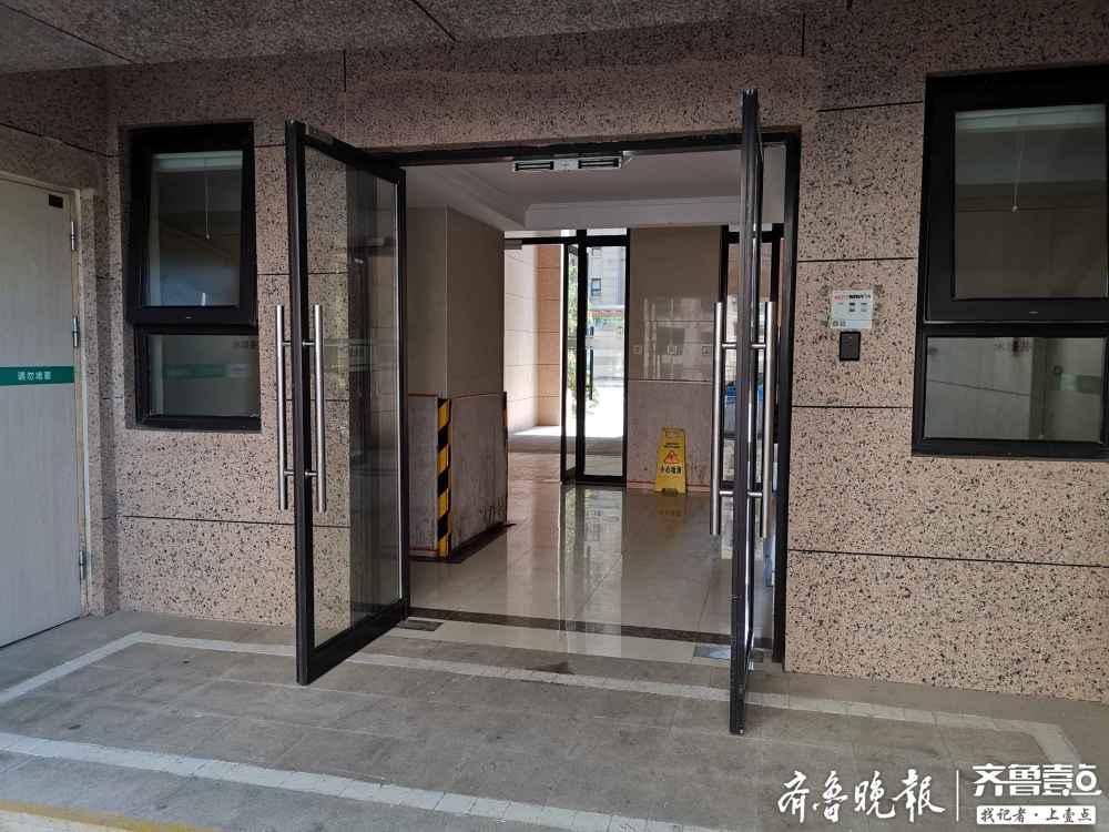 济南一小区疑遭蒙面小偷光顾,单元门禁和电梯刷卡都成