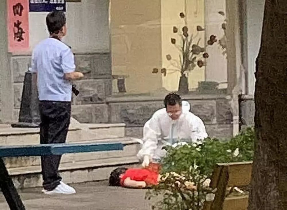 北海北京路附近一红衣女从19楼坠下,殡仪车已到场