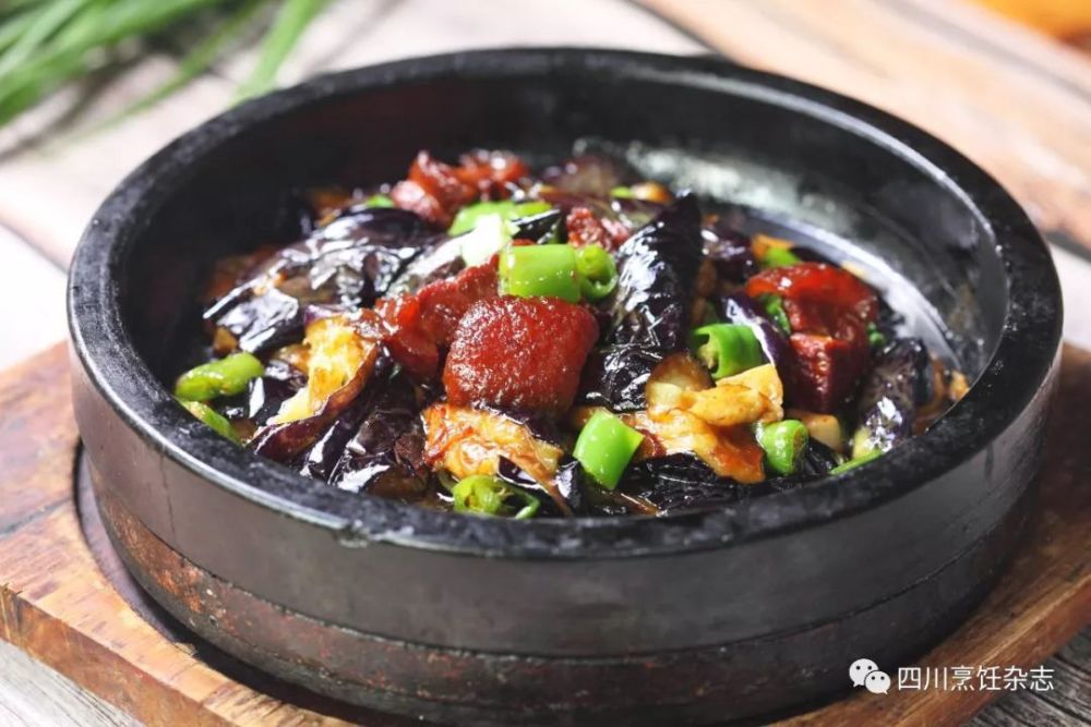 板栗炒排骨,红烧肉焖茄子,石锅猪手,金椒沸腾虾,鱼头泡饭