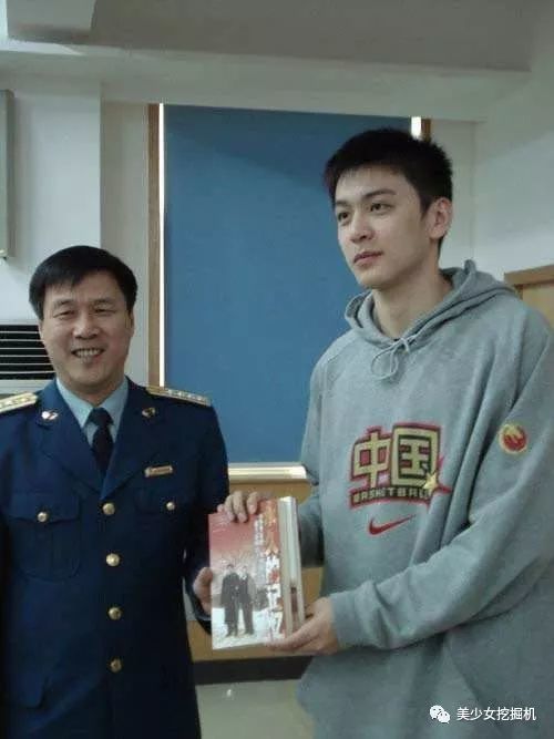 杨鸣是辽宁大连人,85年生,因为爸爸喜欢篮球,小时候他也跟着爱上了这