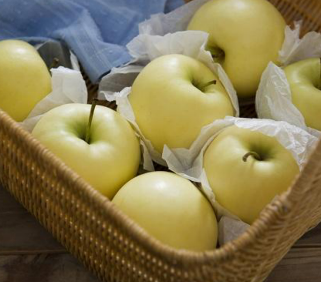 它是北方极受欢迎的苹果,颜色黄白果肉脆甜,很多人都