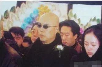 2000年,"香妃"刘丹被甩车外身亡,葬礼上哭到昏厥的""