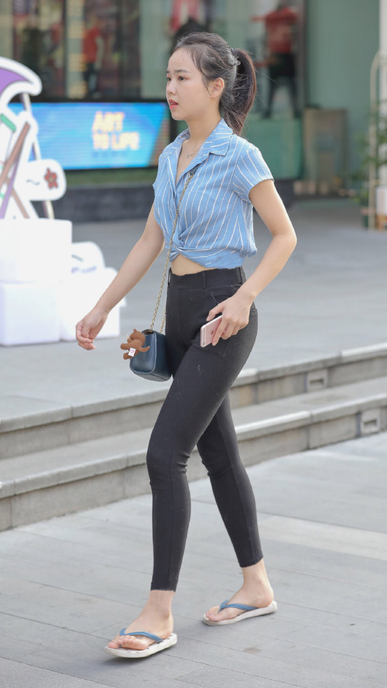 蓝白条纹衬衫搭配黑色紧身裤清爽有型尽显元气少女的气质美