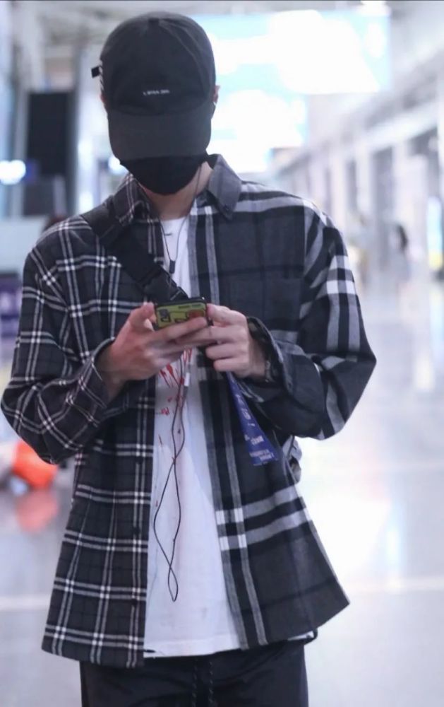 韩系风格的"王一博"你们见过吗?穿格纹衬衫走机场,时尚又霸气
