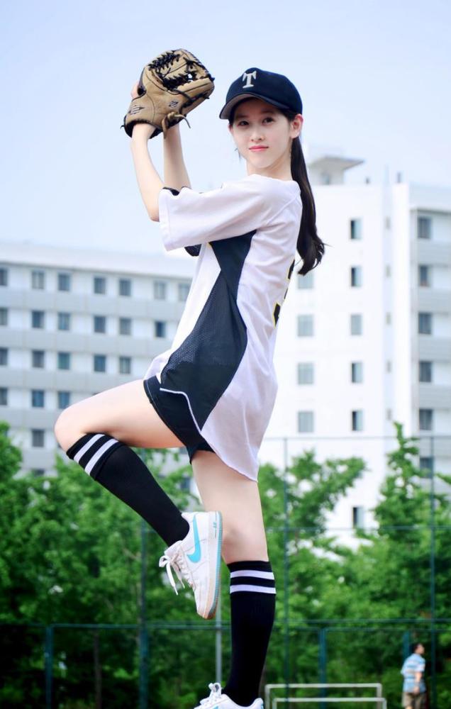章泽天再现经典造型,手拿冰激凌甜美自拍!少女依旧